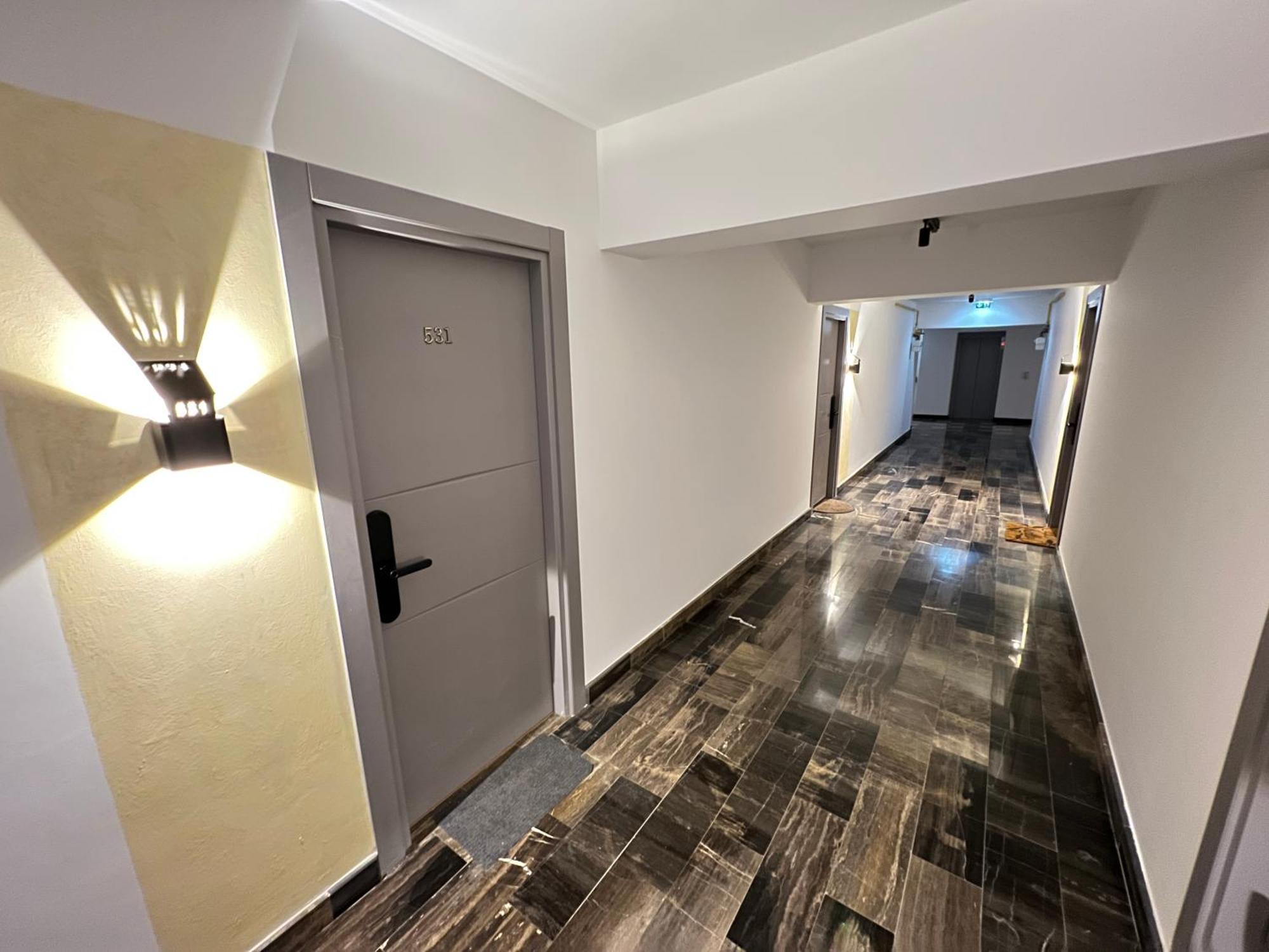 Airport Flyhub Chic Apartment ヤシ エクステリア 写真